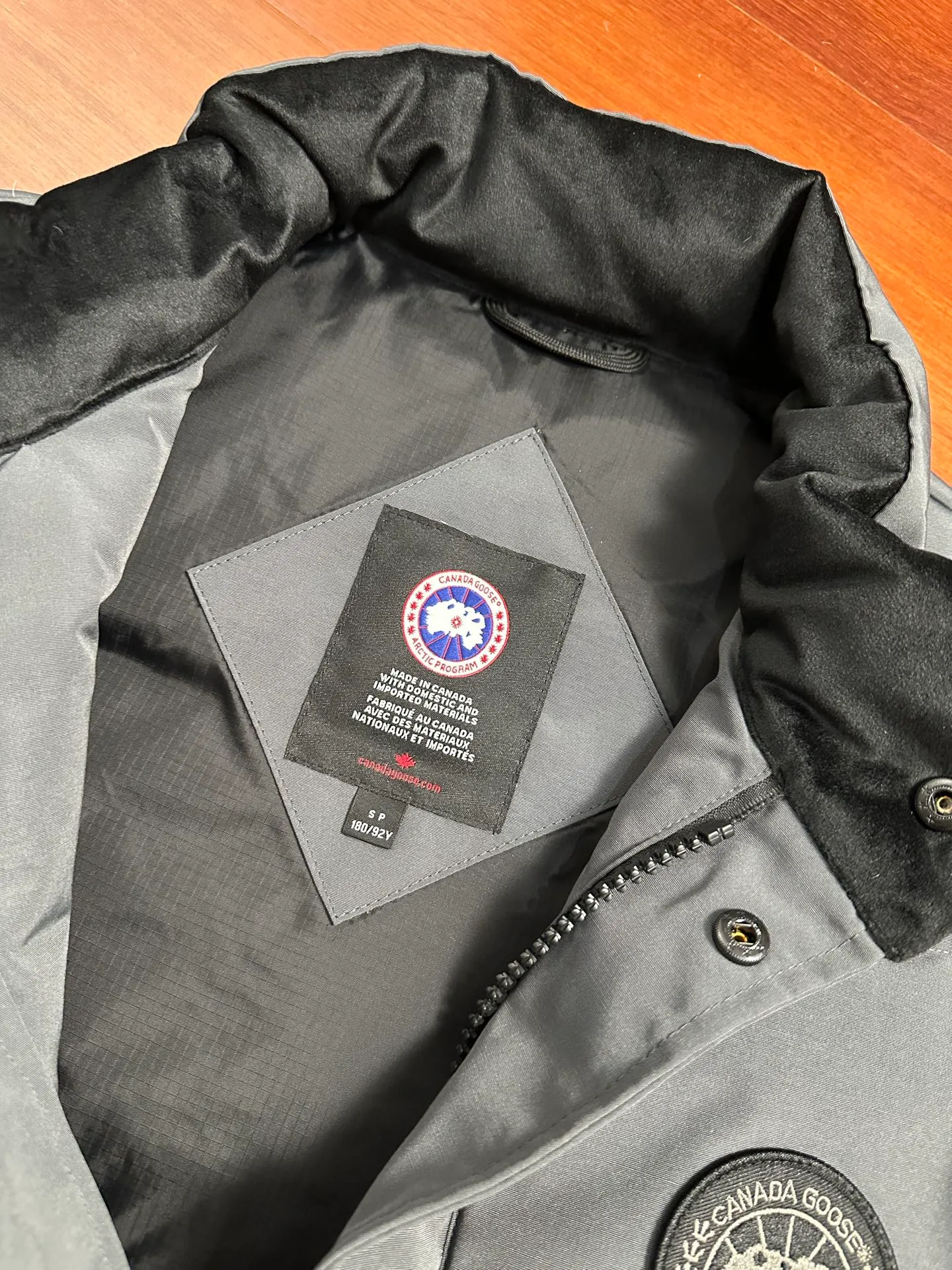 P520 Canada Goose down vest, dark gray and versatile, warm and stylish, easily adaptable to many styles, great for layering in autumn and winter~ There is only one protagonist in autumn and winter every year, and that is the goose. Any other category is a supporting role. Super stylish, simple and versatile, a must-buy item in autumn and winter. This excellent down vest can be freely layered with various clothes, it can be worn with T-shirts, sweaters, sweaters, and thin cotton, and it is made of wear-resistant fabric without being pretentious! Color: black, gray, white Size: XS, S, M, L, XL, XXL